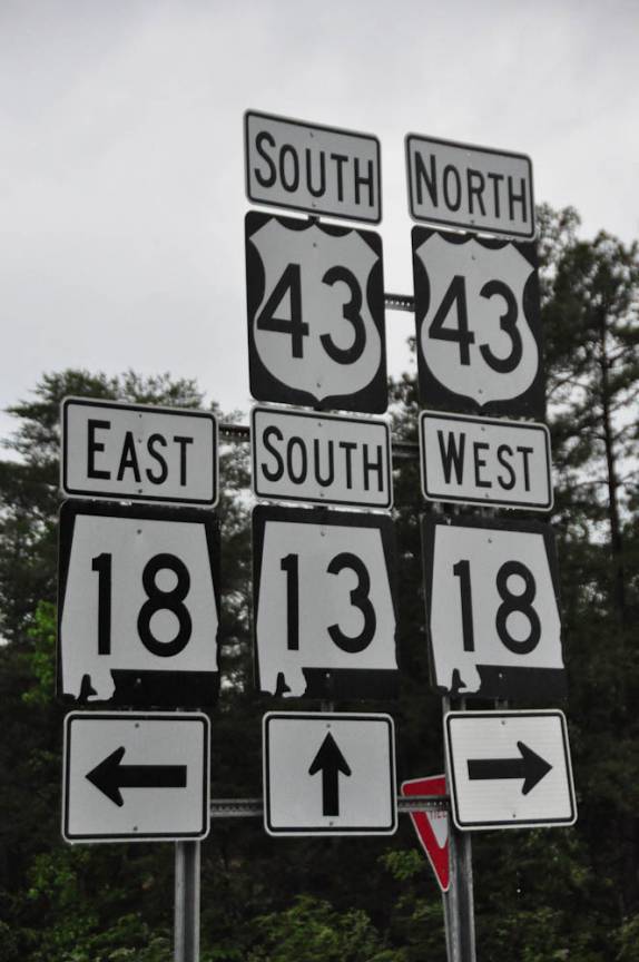 Interseção de estradas secundárias no interior do Alabama, nos Estados Unidos